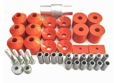 Peças mecânicas com bushings de borracha vermelha e parafusos metálicos