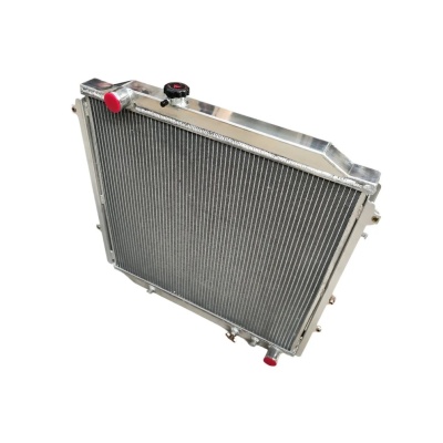 Radiador automóvel metálico prateado com tampas vermelhas e tampa preta