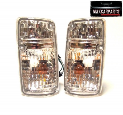 Par de farolins automóvel transparentes com reflexos prateados e etiqueta MAXCARPARTS