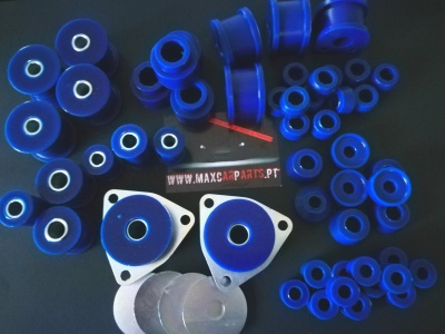 Peças automotivas azuis variadas sobre fundo escuro com etiqueta WWW.MAXSCAPARTS.PT