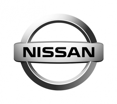Logotipo da Nissan em metal prateado com letras negras