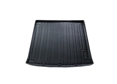 Tapete preto para mala de carro com linhas verticais e inscrição RAV4