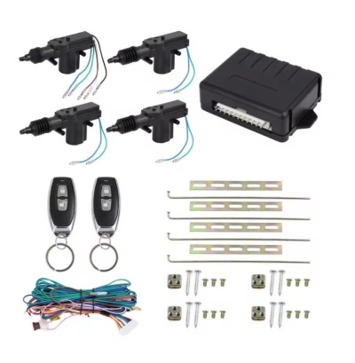 Kit de sistema de trancamento automático com atuadores, central, comandos remotos, fios, barras metálicas e parafusos sobre fundo branco.