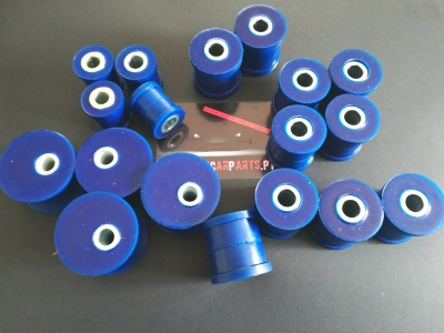 Buchas azuis com centro metálico sobre superfície cinzenta