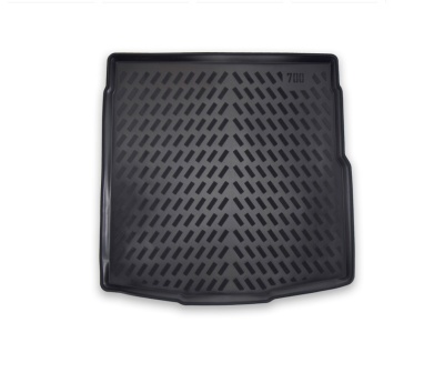 Tapete preto de borracha com padrão texturizado e número 700