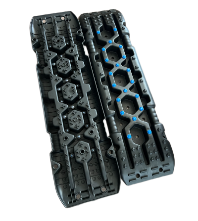 Placas de tracção negras com parafusos azuis em fundo branco