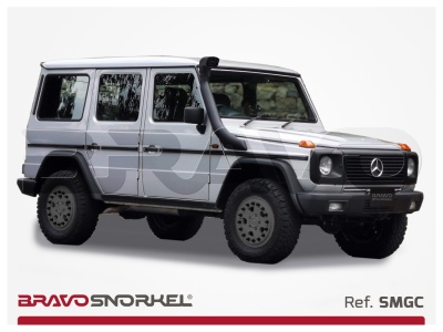SUV Mercedes-Benz G-Class cinza com snorkel lateral preto em fundo branco