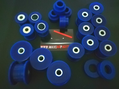 Peças cilíndricas azuis com orifício central branco sobre superfície escura com cartão e ripa vermelha