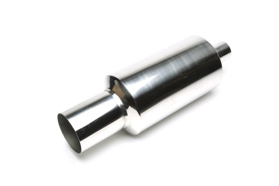 Silenciador de escape metálico prateado brilhante sobre fundo branco