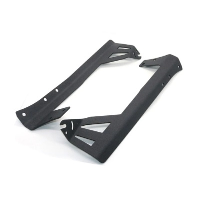 Peças plásticas pretas angulares com furos para fixação