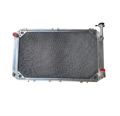 Radiador de carro metálico prateado com grelha cinzenta e tampa preta