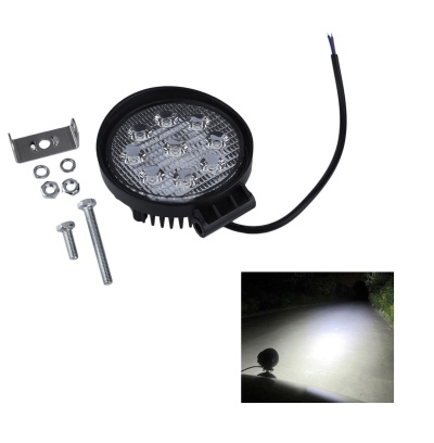 Luz redonda LED para veículo com acessórios metálicos e iluminação na estrada à noite