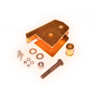 Conjunto de parafusos e peça metálica dourada sobre fundo branco