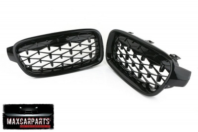 Par de grelhas dianteiras pretas para carro em fundo branco com logótipo MAXCARPARTS