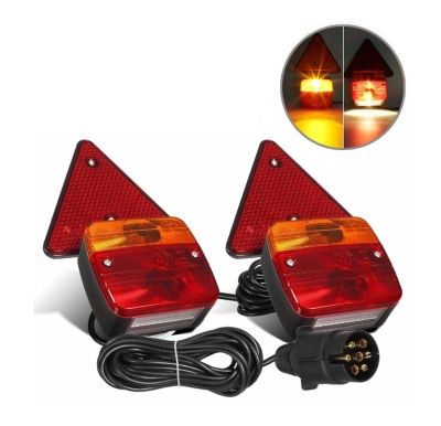 Luzes traseiras para veículos com prismas vermelhos, lentes vermelhas e amarelas, cabos e ficha preta