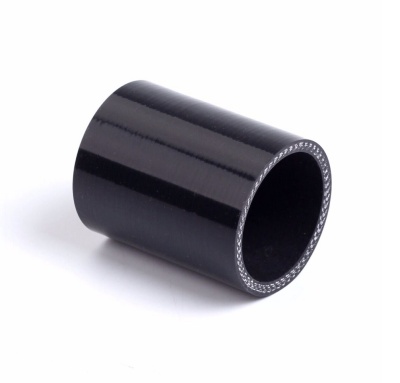 Mangueira preta cilíndrica com reforço nas extremidades sobre fundo branco