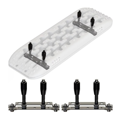 Placa branca com barras metálicas e fixadores pretos