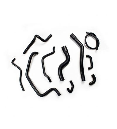 Conjunto de tubos pretos de borracha de diversas formas e tamanhos sobre fundo branco.