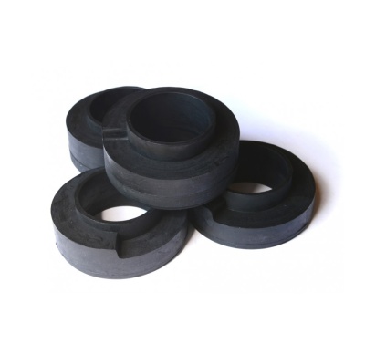 Anéis de borracha pretos com recorte em fundo branco.