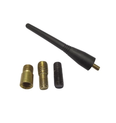 Antena preta com três adaptadores de rosca metálica