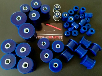 Conjunto de casquilhos azuis com núcleo metálico sobre superfície preta com cartão WWW.MAXCARPARTS.PT