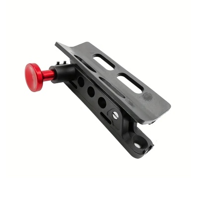 Peça metálica preta com alavanca vermelha sobre fundo branco