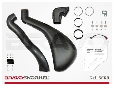 Kit de snorkel automóvel com tubos pretos, abraçadeiras, parafusos e instruções sobre fundo branco