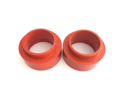 Dois adaptadores vermelhos cilíndricos de plástico ou borracha sobre fundo branco