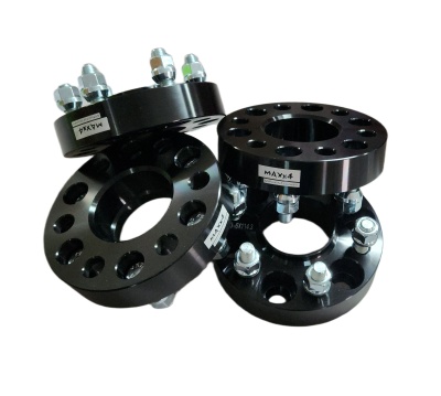 Espaçadores de rodas automóveis pretos com porcas e etiquetas MAX14