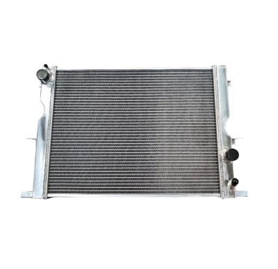 Radiador automóvel metálico prateado com aletas horizontais e tampas negras