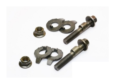 Parafusos, porcas e anilhas metálicos cinza escuro sobre fundo branco