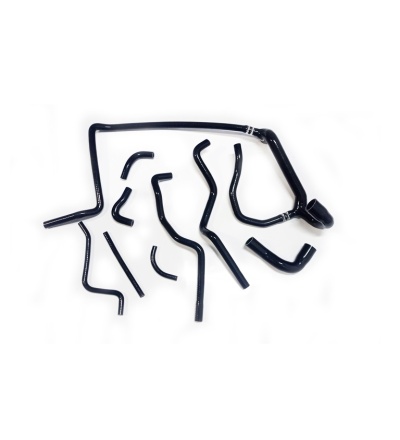 Conjunto de mangueiras pretas curvas e rectas sobre fundo branco