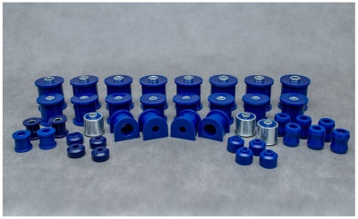 Buchas automotivas azuis e metálicas sobre superfície cinza