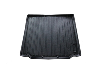 Tapete preto para porta-malas de carro em material plástico rígido.