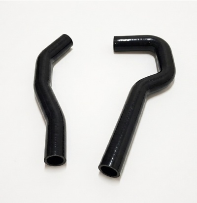 Duas mangueiras pretas de silicone com curvas, sobre fundo branco