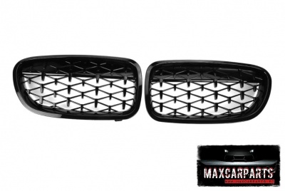 Par de grelhas automóveis pretas com padrão em losangos e logótipo MAXCARPARTS