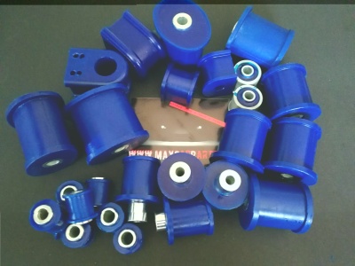 Conjunto de buchas azuis com inserções metálicas sobre superfície preta com texto