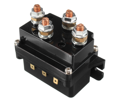 Componente elétrico preto com parafusos de cobre e porcas metálicas