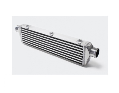 Intercooler automóvel prateado com tubos em fundo branco