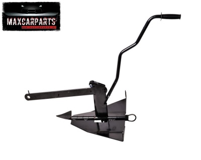 Arado agrícola metálico preto com cabo curvo e pega em plástico