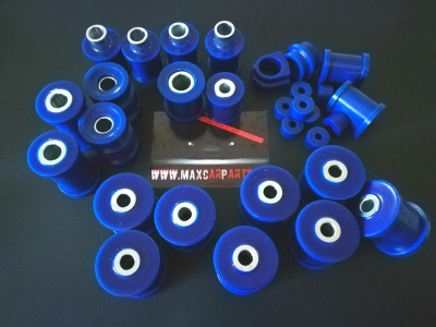 Tacos cilíndricos de borracha azul com inserções metálicas em fundo preto