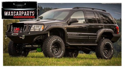 Veículo preto todo-o-terreno com pneus grandes em campo verde