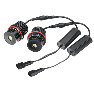 Duas luzes LED com cabos e dispositivos de controlo pretos sobre fundo branco
