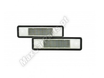 Conjunto de luzes retangulares automóvel, moldura preta e cobertura transparente com padrão em grelha