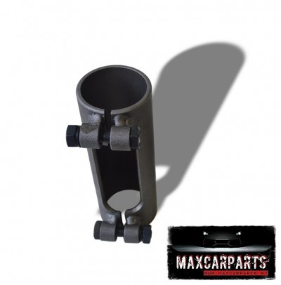 Peça metálica cinzenta com parafusos pretos e logótipo MAXCARPARTS