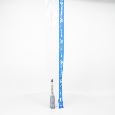 Antena metálica com base espiral prateada e cabo preto sobre fundo branco