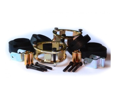 Acessórios metálicos e borrachas pretas para fixação em fundo branco