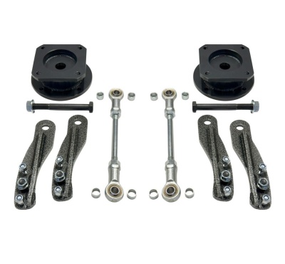 Peças metálicas de suspensão automóvel em fundo branco