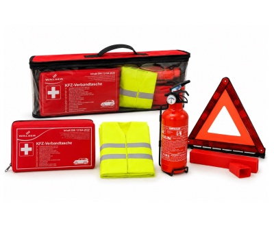 Kit de segurança automóvel com bolsa vermelha, colete amarelo, extintor e triângulo de sinalização.