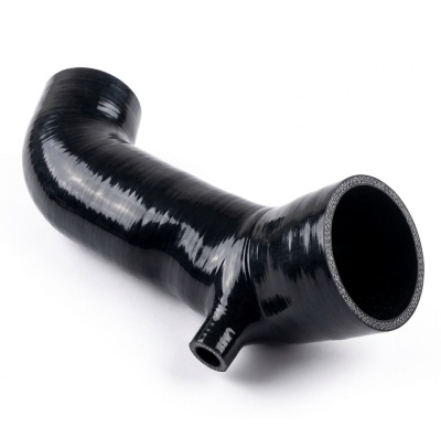 Tubo em silicone preto curvado com saída lateral